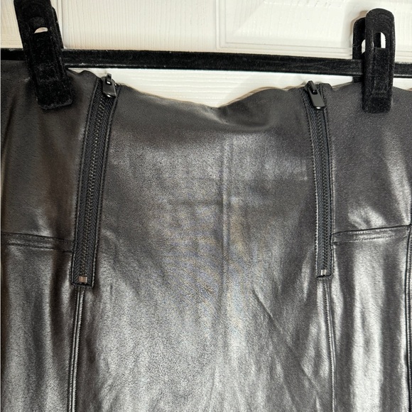SPANX Faux Leather Hip Zip Leggings In Very Black Size Medium Compression Slim - Picture 5 of 12